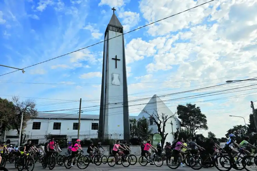 FIELES Y BIKERS. Hombres y mujeres se convocaron ayer en la parroquia San José Obrero en Las Talitas.