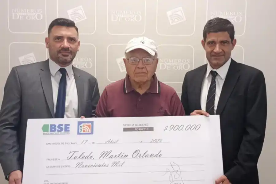 GANADOR. Toledo posa en medio de Marcelo Gentilini Becaria (Tesorero del Banco Santiago del Estero) y de Juan del Pino (Gerente de Tarjeta Sol).