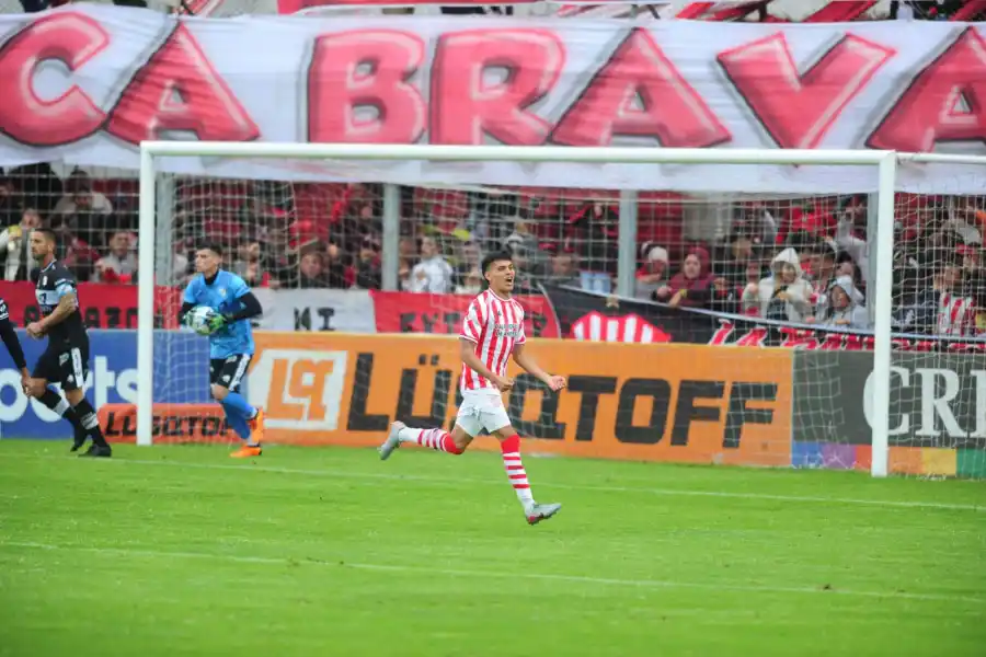 FESTEJO. Verón empujó la pelota casi sobre la línea de sentencia. San Martín encontró el empate bien rápido.