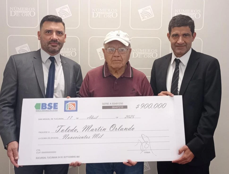 GANADOR. Toledo posa en medio de Marcelo Gentilini Becaria (Tesorero del Banco Santiago del Estero) y de Juan del Pino (Gerente de Tarjeta Sol).