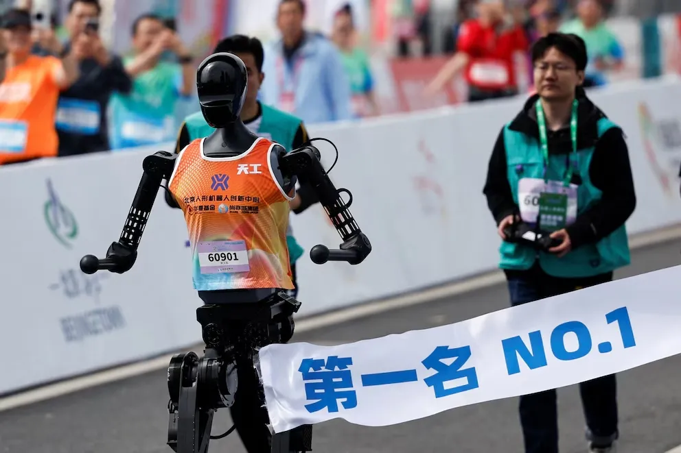 EN ACCIÓN. Tiangong Ultra, un robot humanoide, cruza la línea de meta asegurando la primera posición durante el Medio Maratón de Robots Humanoides de E-Town, en Beijing.