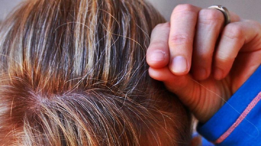 El truco para combatir las canas de forma natural y mejorar la salud del cabello
