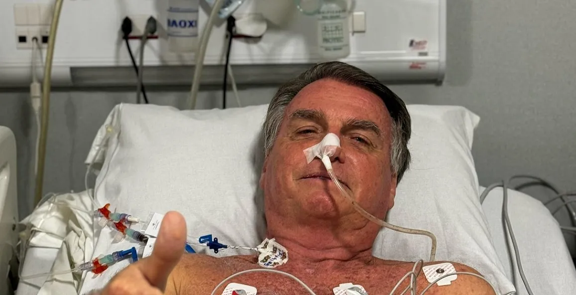 El expresidente brasileño Jair Bolsonaro gesticula mientras yace en una cama del Hospital Rio Grande, en Natal, Brasil, en esta imagen de redes sociales obtenida por Reuters el 12 de abril. Foto Reuters