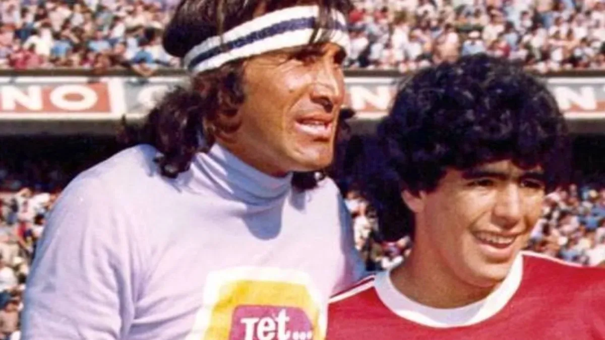 OTROS TIEMPOS. Hugo Gatti posa con alegría junto a Diego Maradona.