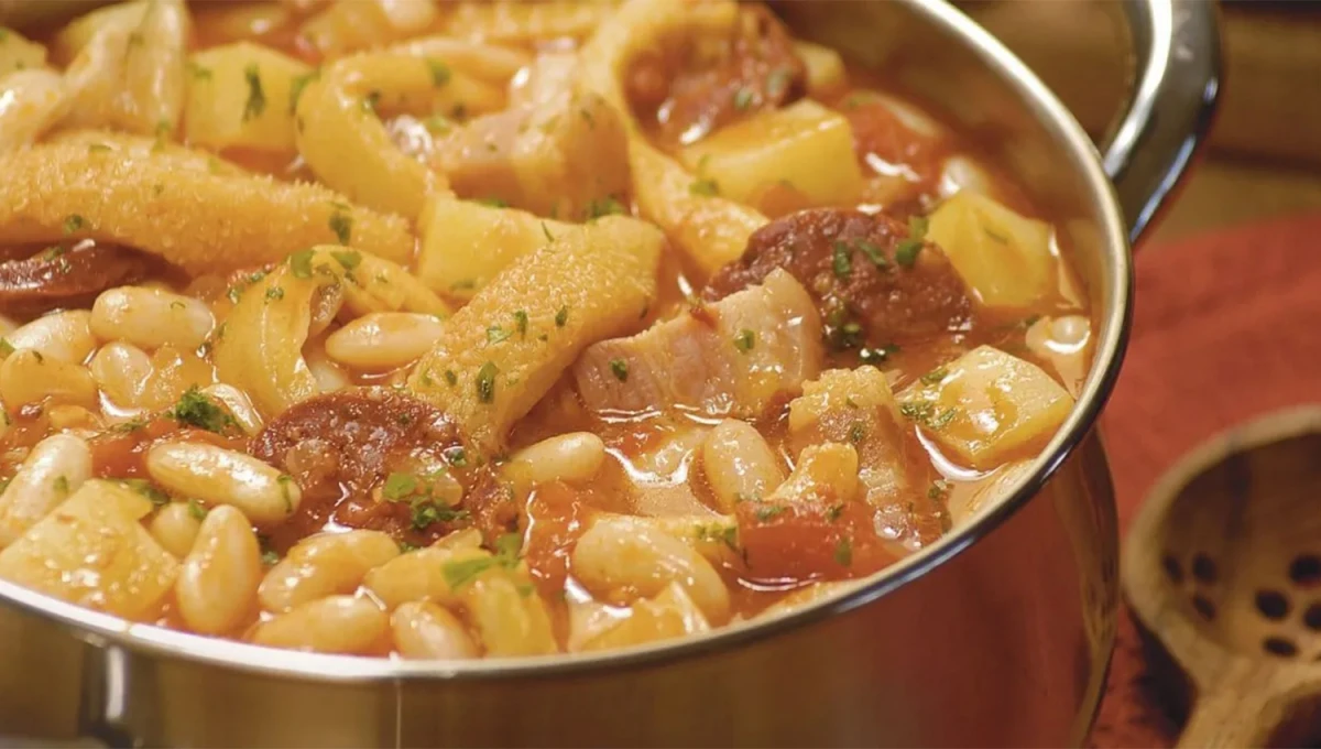 IDEAL PARA EL FRÍO. Un guiso de mondongo aportará calorías, colágeno y temperatura corporal en este inicio de la temporada otoñal.