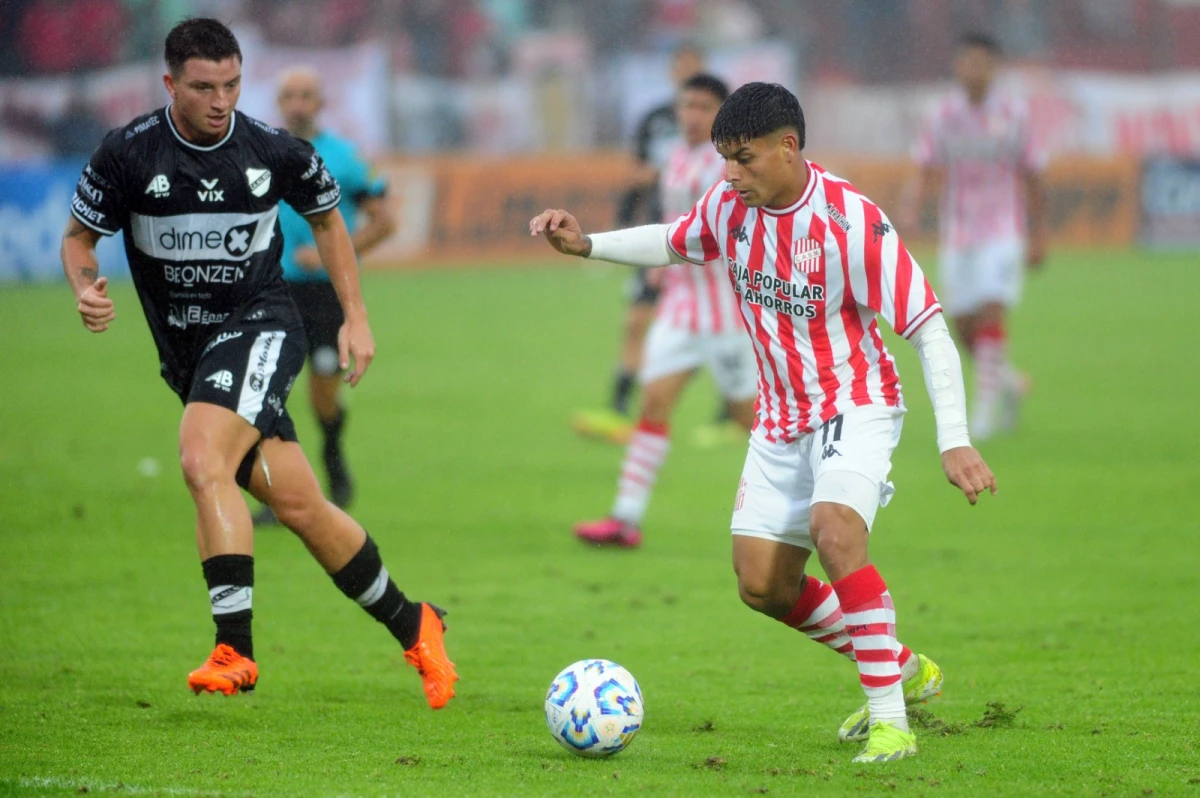 MOVEDIZO. Juan Cruz Esquivel fue un dolor de cabeza para la defensa de All Boys.