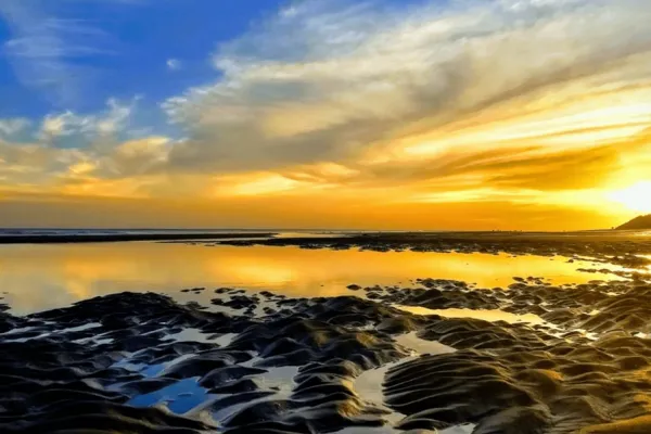 La joya de la costa argentina para relajarte en otoño: tiene playas tranquilas y está rodeada de bosque