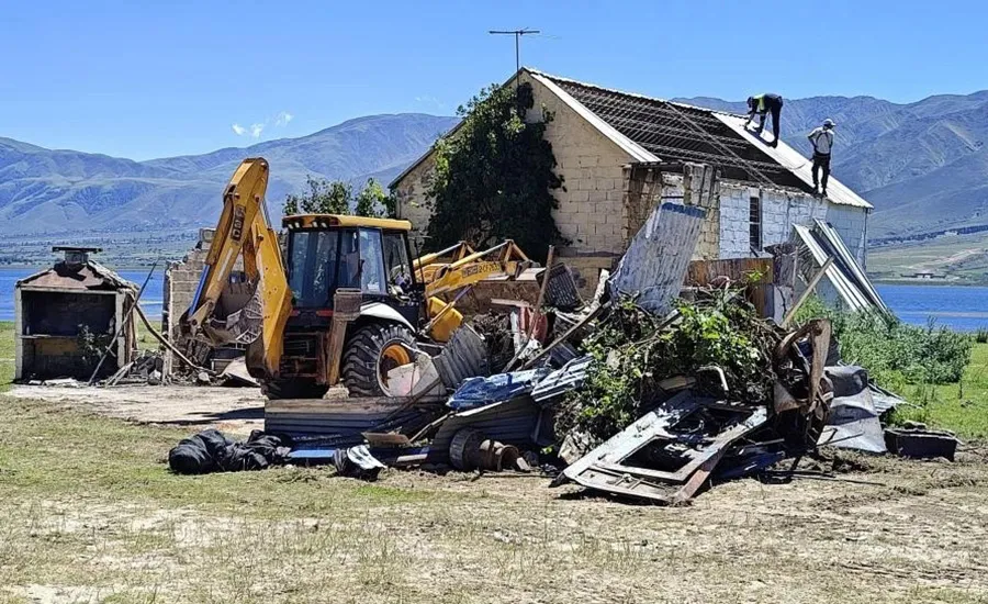 A TODA MÁQUINA. En El Mollar demolieron construcciones con topadoras.