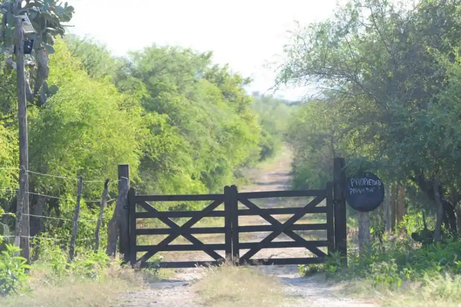 UN CLÁSICO. Una tranquera con el cartel de prohibido pasar.