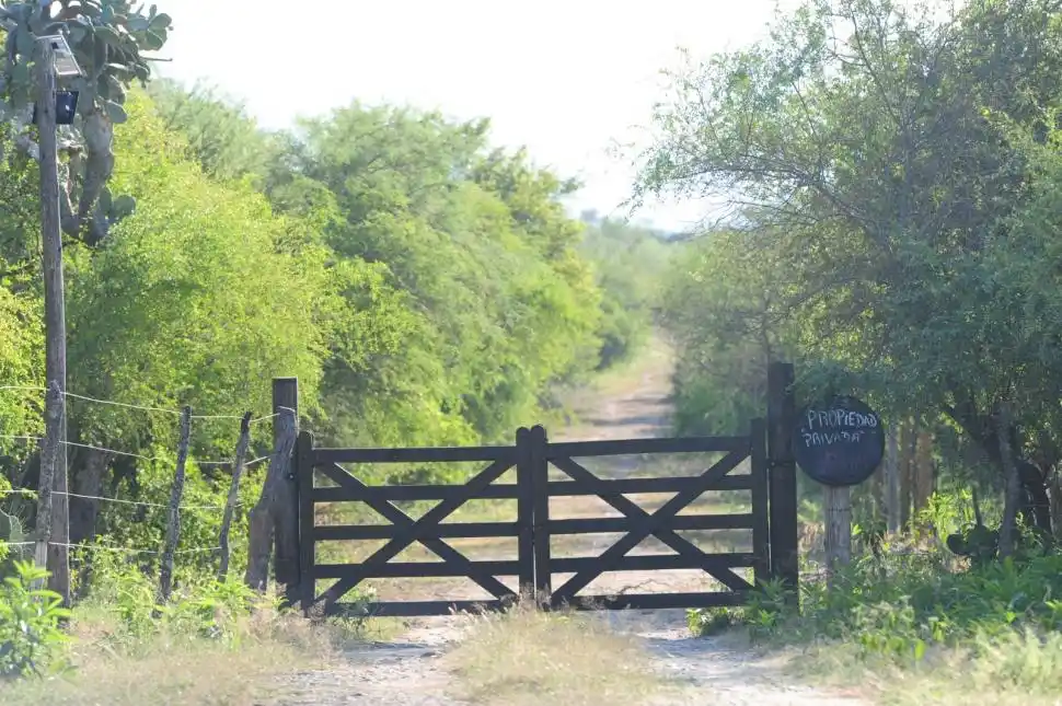 UN CLÁSICO. Una tranquera con el cartel de prohibido pasar.