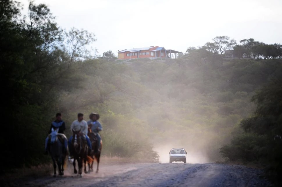 IMPONENTE. La casa que supuestamente pertenecería al comisionado Pedro Acosta en una loma de Ticucho. la gaceta / fotos  Diego Aráoz
