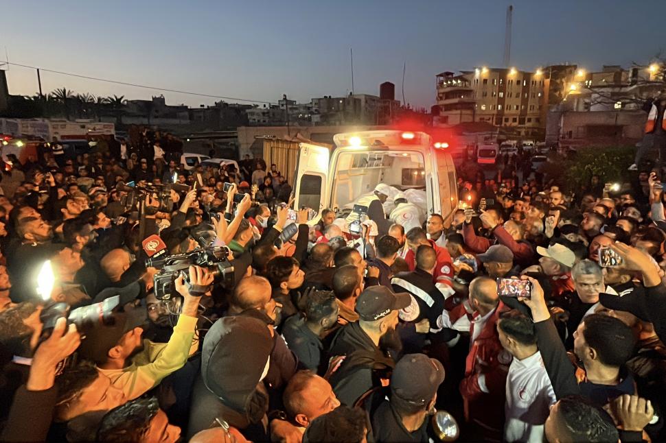 TRANSPORTE. Una ambulancia se lleva los cuerpos hallados en Rafah.