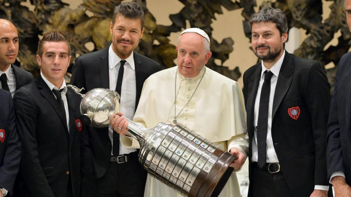 CON LA COPA. El papa Francisco recibió a la delegación de San Lorenzo, tras su consagración en la Libertadores.