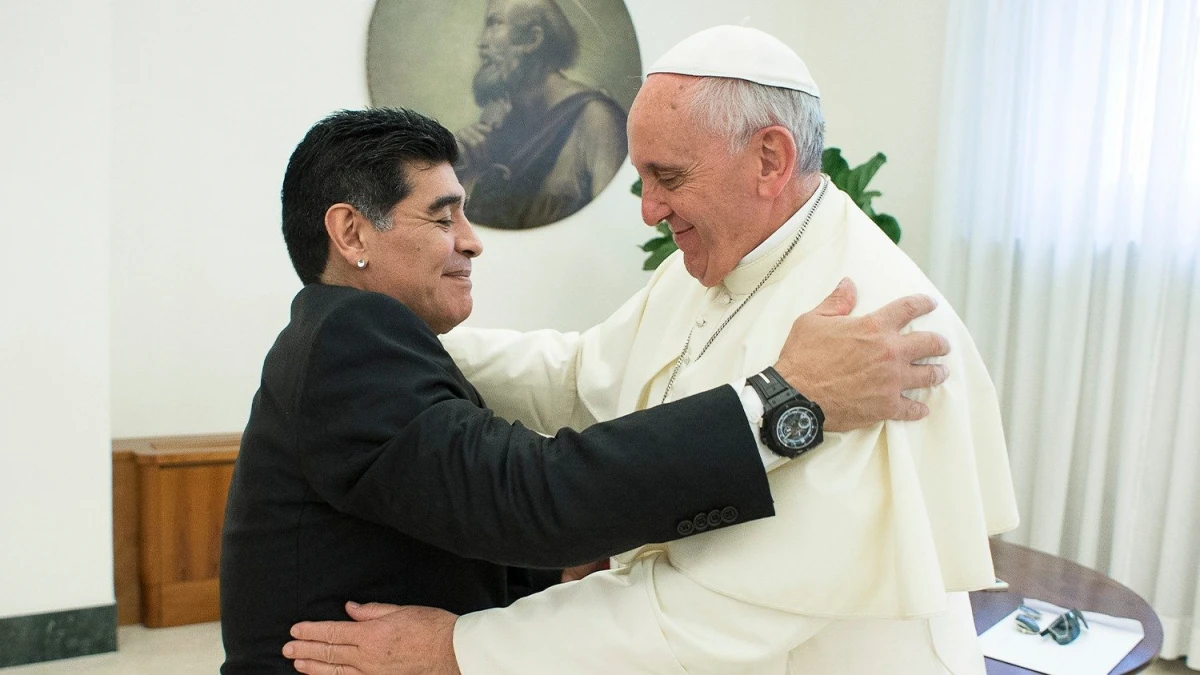 ENCUENTRO. El papa Francisco se mostró como un fiel seguidor de Diego Armando Maradona.