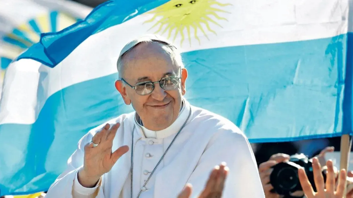 DUELO NACIONAL. La bandera argentina ondeará a media asta durante siete días por la muerte del Papa Francisco.