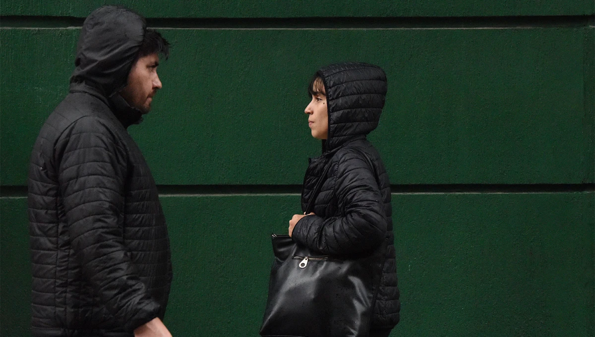CON ABRIGOS. Las tucumanas y tucumanos abandonaron por unas horas los paraguas para un comienzo de semana fresco. 