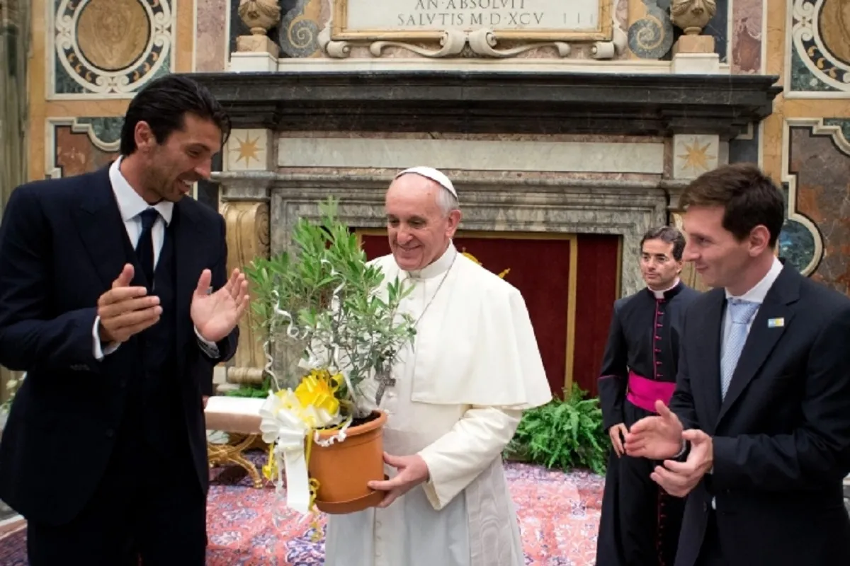 POR LA PAZ MUNDIAL. El papa Francisco recibió a Gianluigi Buffon, arquero de la Selección de Italia, y a Lionel Messi.