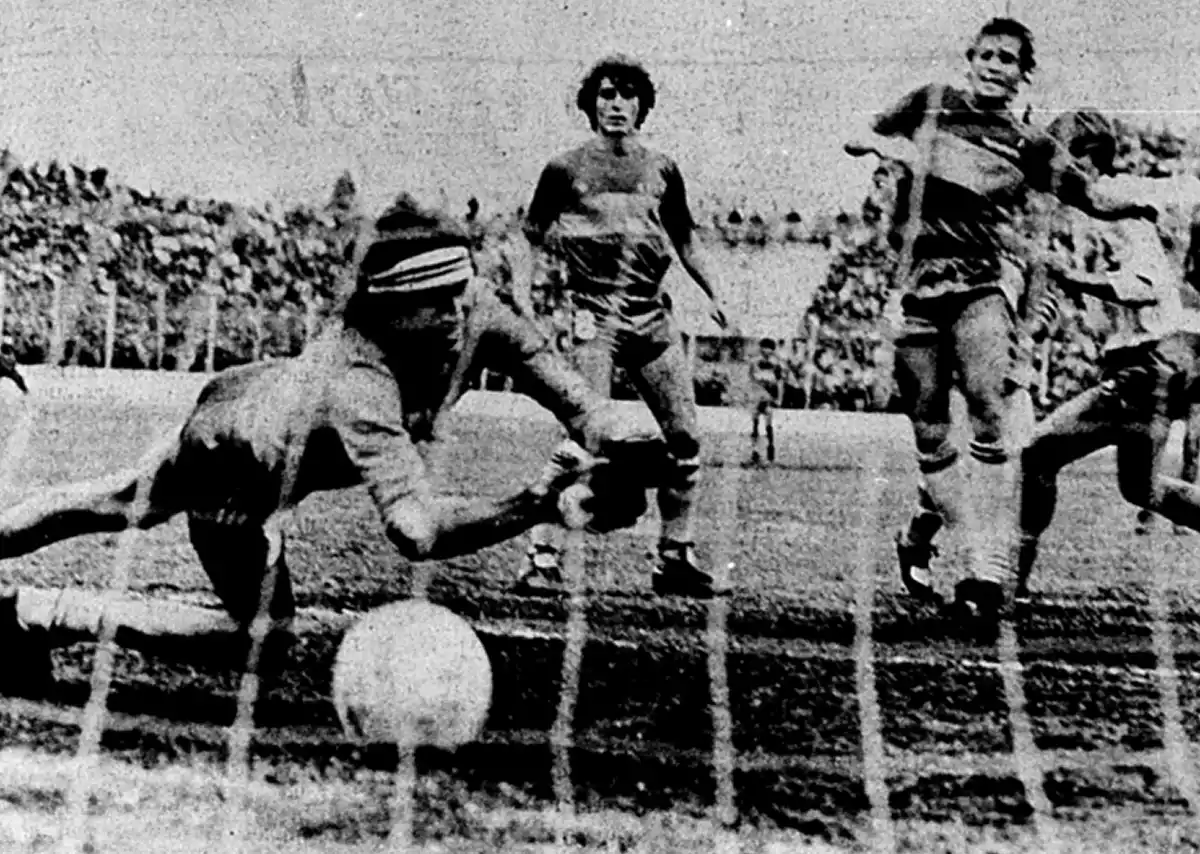 ATLÉTICO ESTUVO CERCA DEL SEGUNDO. Larrosa anotó el 2-0, pero fue anulado por posición adelantada.