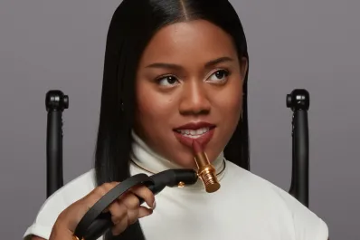 Diseñaron un dispositivo de maquillaje para personas con discapacidad en las manos