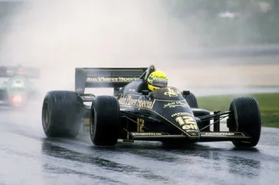 Senna se “equivocó” bajo la lluvia y nació una leyenda: a 40 años de su primer triunfo en la F-1