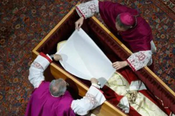 Qué pasa cuando muere un Papa: así es el protocolo que autorizó Francisco