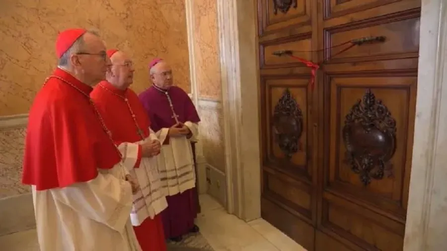 El Vaticano selló la residencia del papa Francisco para dar comienzo al período de luto