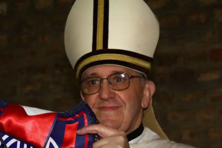 CON EL BANDERÍN. Jorge Bergoglio, antes de ser Papa, ya demostraba su pasión por San Lorenzo.