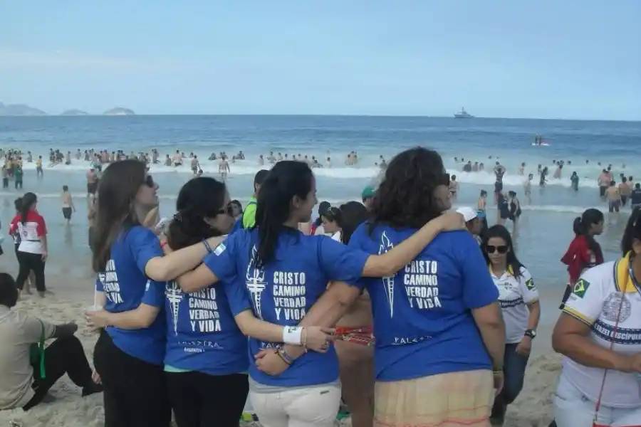 CON EL MAR COMO TELÓN. Las jóvenes en la playa de Río durante JMJ de 2013. / ARCHIVO