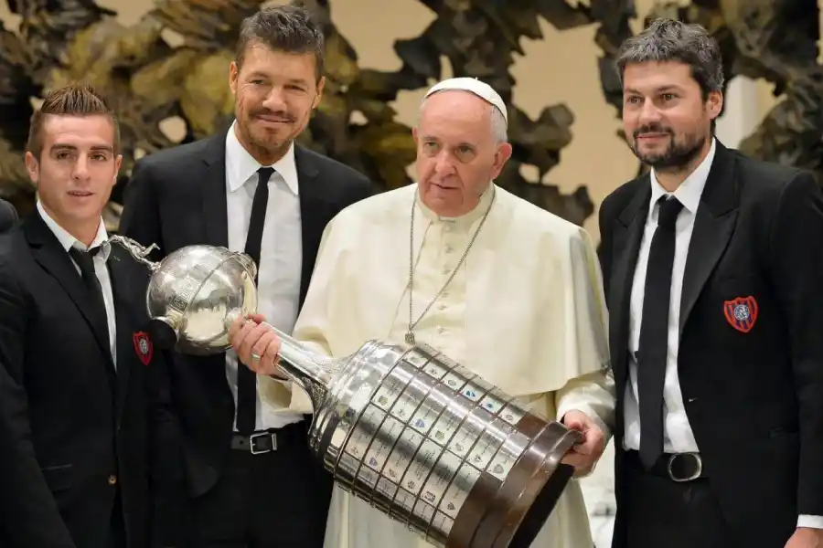 CON LA COPA. El papa Francisco recibió a la delegación de San Lorenzo, tras su consagración en la Libertadores.