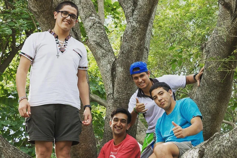 CON SUS AMIGOS. Lo que destaca de Francisco es su poder de incluir a todos a la Iglesia. / GENTILEZA EFRAÍN ARLATI