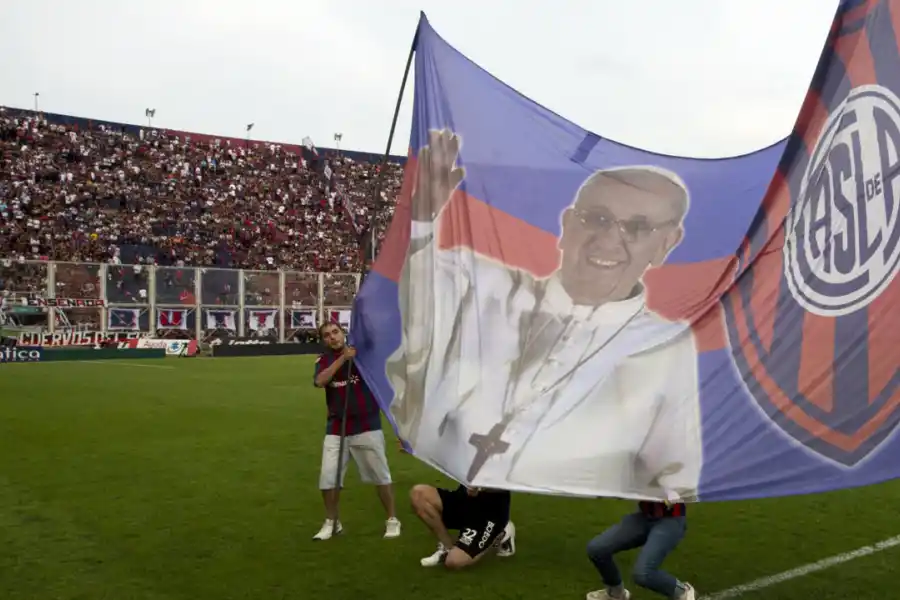 EN EL NUEVO GASÓMETRO. San Lorenzo flameó una bandera en homenaje al papa Francisco.