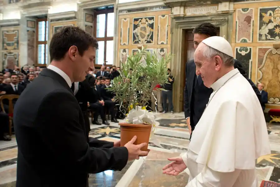 ENCUENTRO. El papa Francisco recibió a Lionel Messi en el Vaticano en la previa de un partido entre la Selección Argentina e Italia.