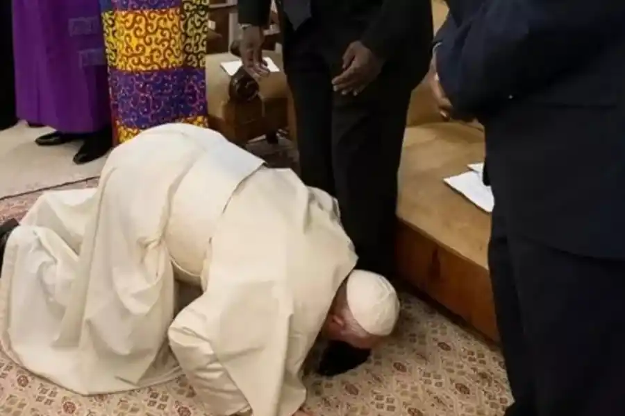 Francisco y sus gestos históricos: del “¿quién soy yo para juzgar?” al beso en Sudán del Sur