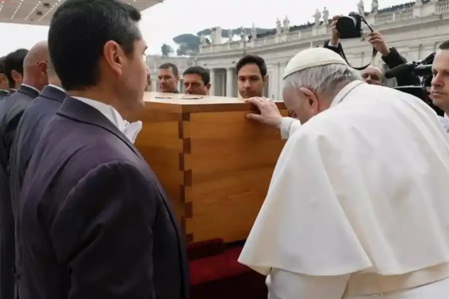 Francisco y sus gestos históricos: del “¿quién soy yo para juzgar?” al beso en Sudán del Sur