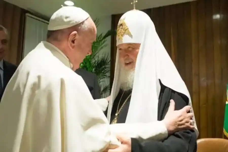 Francisco y sus gestos históricos: del “¿quién soy yo para juzgar?” al beso en Sudán del Sur