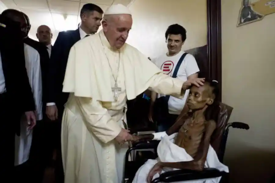 Francisco y sus gestos históricos: del “¿quién soy yo para juzgar?” al beso en Sudán del Sur