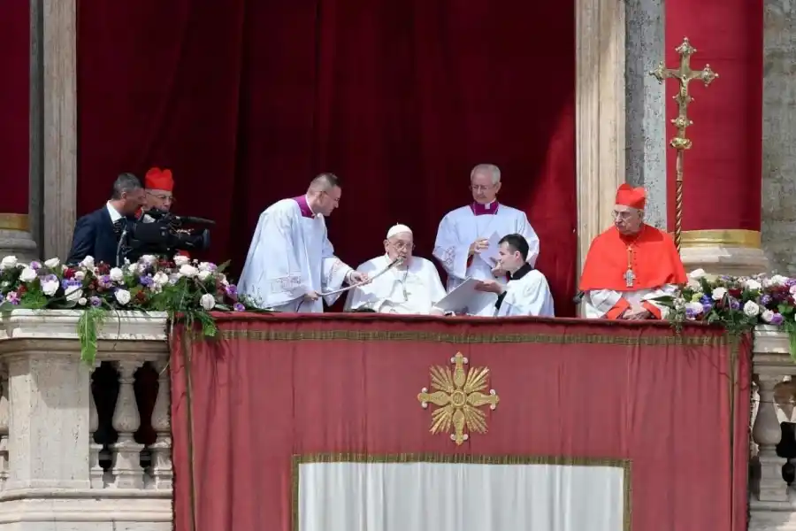 El Papa imparte la bendición 