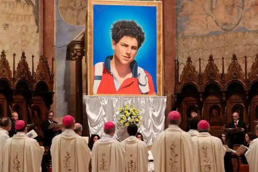 JUVENTUD Y ESPIRITUALIDAD. Carlo Acutis fue beatificado en Asís y es considerado el primer “influencer santo” por su uso de internet para evangelizar y ayudar a los demás.