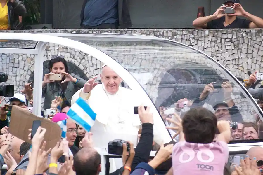 UNA IMAGEN GRABADA. El Papa Francisco le sonrió a Efraín en medio de una multitud de gritos. / GENTILEZA EFRAÍN ARLATI