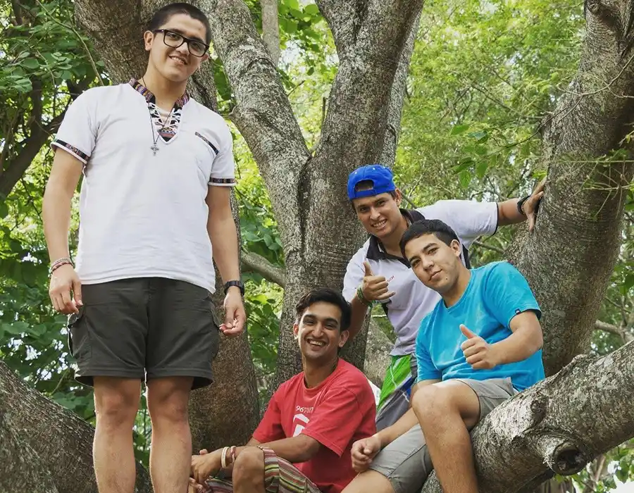 CON SUS AMIGOS. Lo que destaca de Francisco es su poder de incluir a todos a la Iglesia. / GENTILEZA EFRAÍN ARLATI