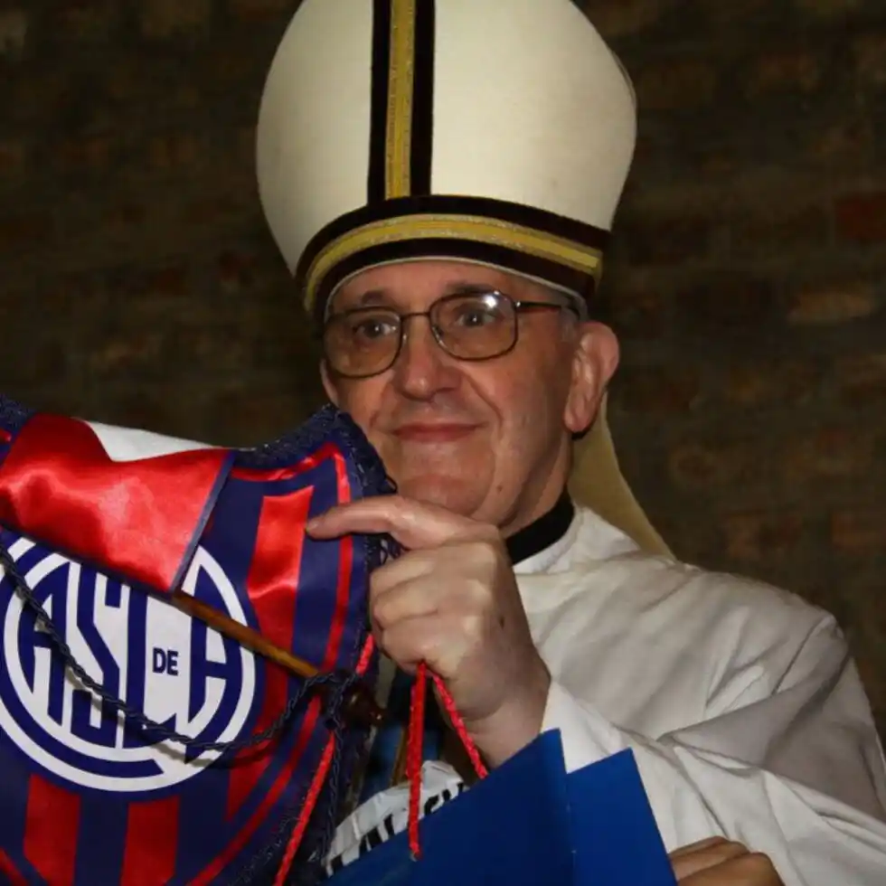 CON EL BANDERÍN. Jorge Bergoglio, antes de ser Papa, ya demostraba su pasión por San Lorenzo.