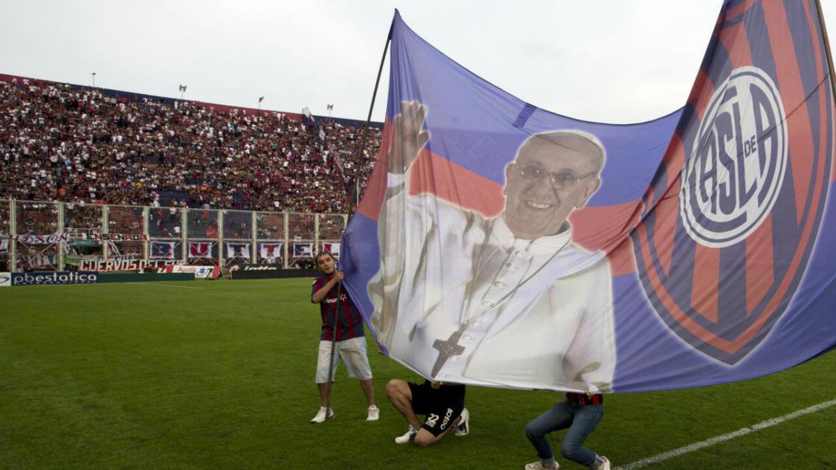 EN EL NUEVO GASÓMETRO. San Lorenzo flameó una bandera en homenaje al papa Francisco.