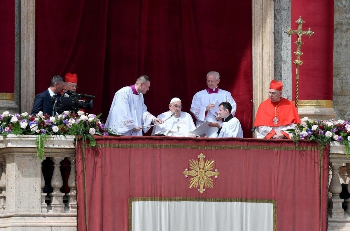 El Papa imparte la bendición 