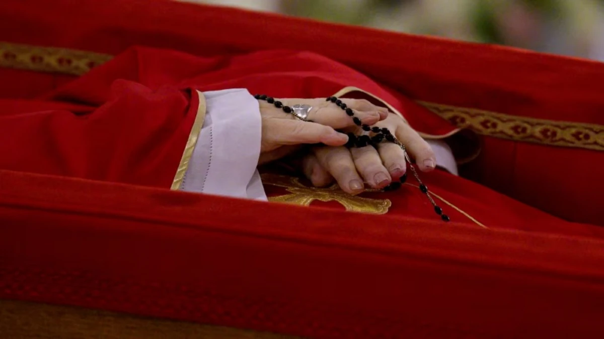 En el velorio privado de Francisco, sus restos son custodiados por guardias suizos