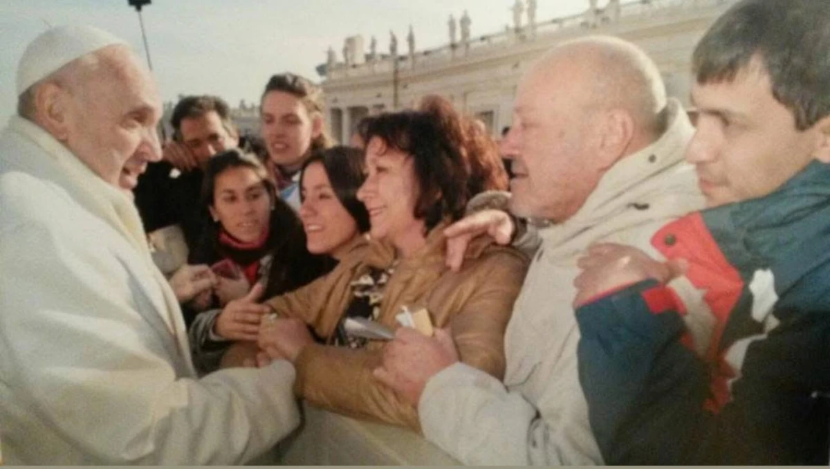 EMOCIÓN. Juana y su familia pudieron ser bendecidos por el Papa, quien les pidió que recen por él.