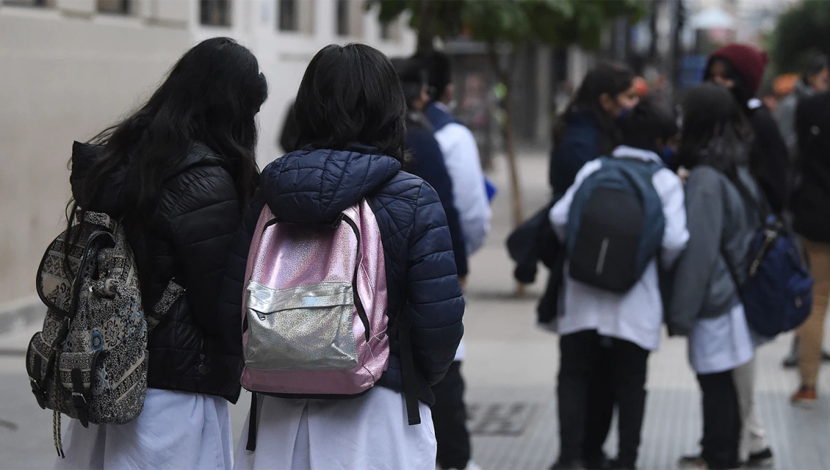 CON CAMPERAS. Las primeras horas del martes estuvieron marcadas por el frío y las precipitaciones.