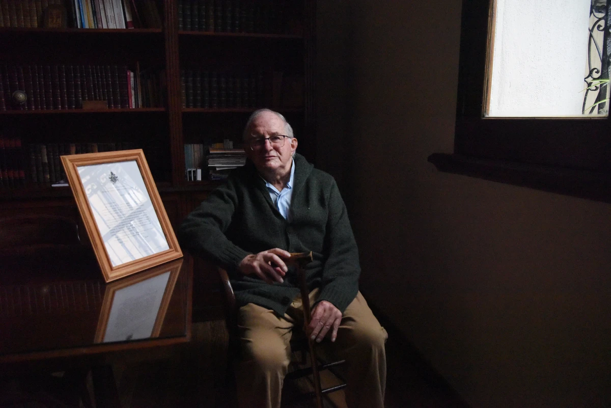 UN TESORO. Gerónimo Paz guarda enmarcada la carta que recibió como respuesta del Papa Francisco.