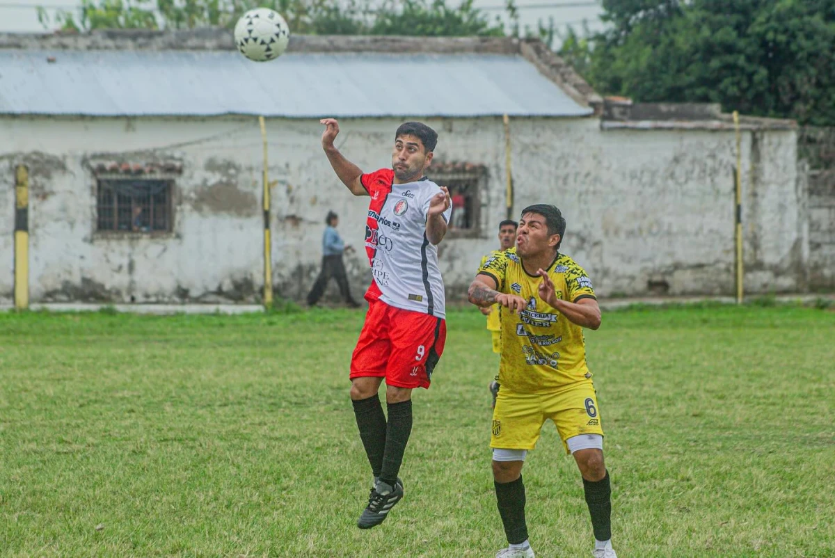 EN LASTENIA. El local dejó escapar la cima, como Santino Lucena Chamorro le escapa a la marca de un defensor de Social Lastenia. PRENSA SPORTIVO GUZMÁN