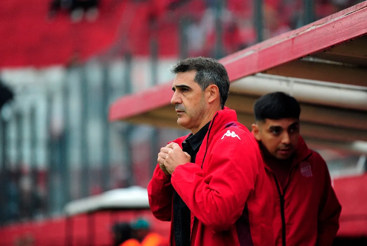 DOLOR DE CABEZA. Ariel Martos deberá realizar cambios en el 11 titular para el partido del sábado.