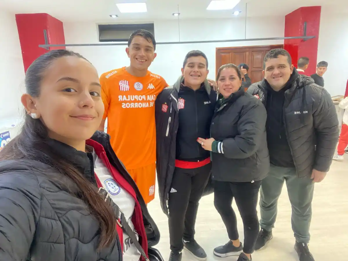 CON LOS SUYOS. Tomás García posa junto a su novia, Lourdes Crippa, su hermano Mateo y sus papás Alejandra y Franco.